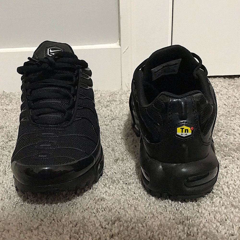 nike air max plus triple black shoes